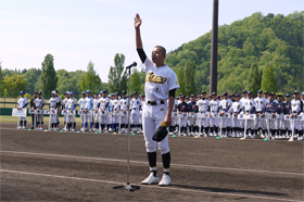 選手宣誓を行う武生第三中学校山本主将