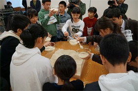 お米を量るAさんの様子