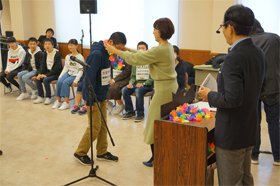正解してレイを受け取るBさん