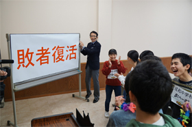 敗者復活の文字に盛り上がる様子
